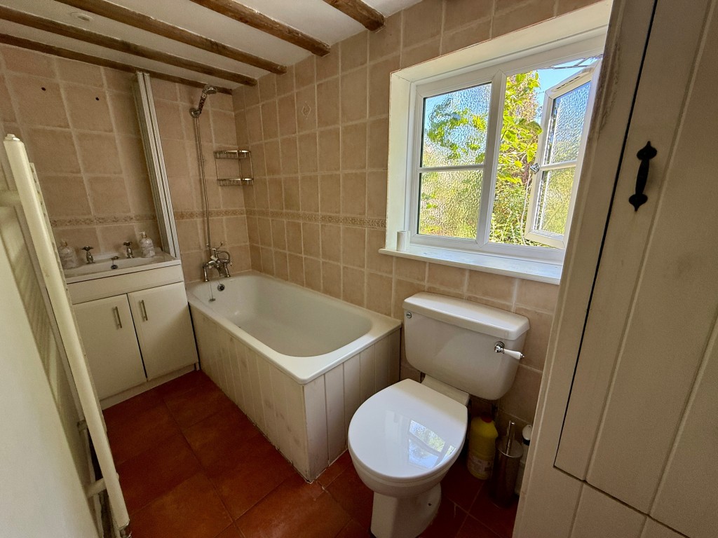 Lot: 224 - DETACHED COTTAGE FOR REFURBISHMENT - Bathroom with W.C.